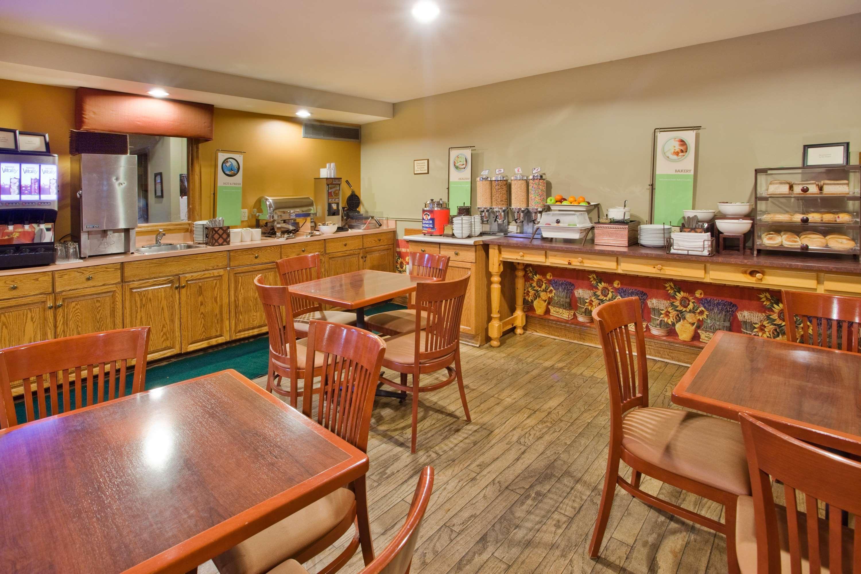 Travelodge Suites By Wyndham Regina - Eastgate Bay Екстериор снимка