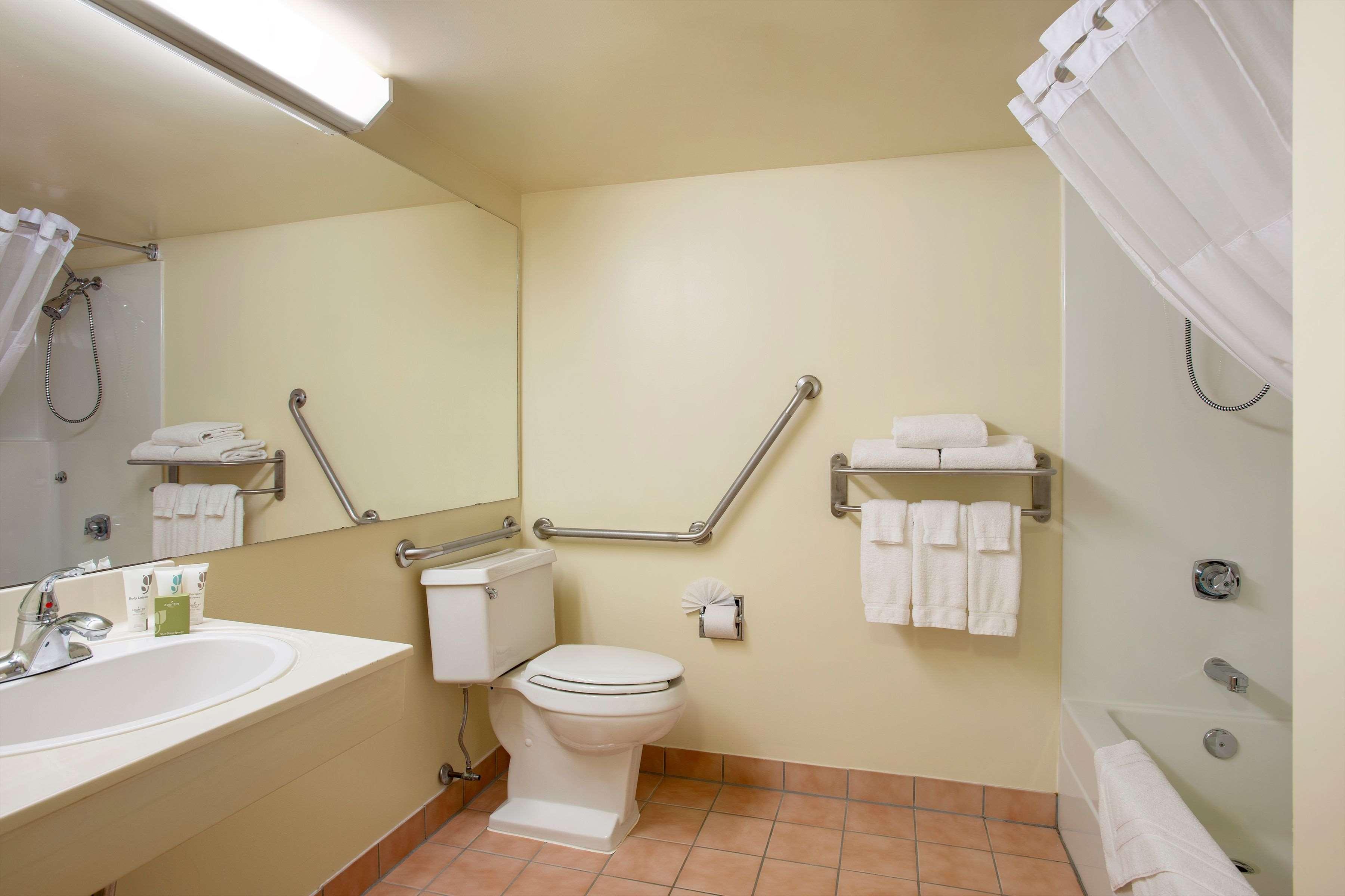 Travelodge Suites By Wyndham Regina - Eastgate Bay Екстериор снимка